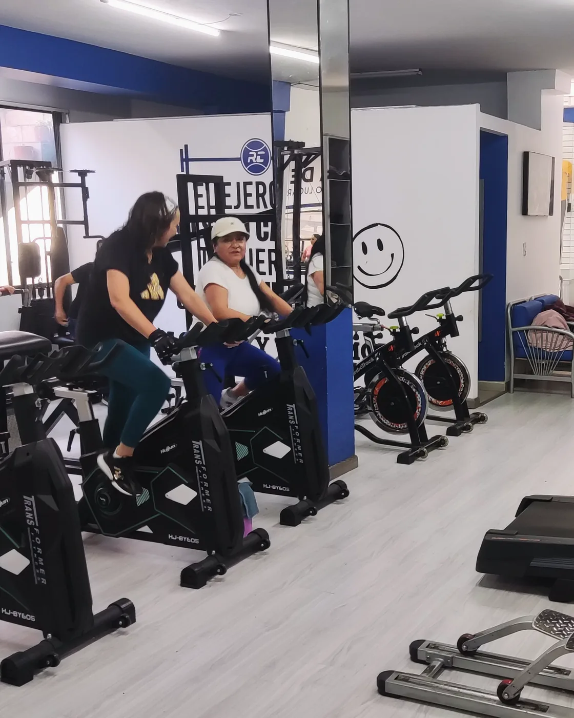 Zona de cardio del Gimnasio RC con bicicletas de spinning, caminadoras y elípticas.