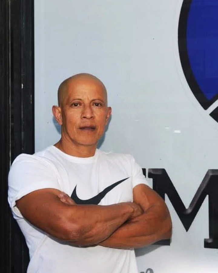 Raúl Cárdenas, fundador e instructor principal del Gimnasio RC, en la entrada del local.